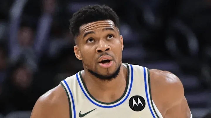 华体会官网-字母哥三节7投5中，罚球6中3得到13分11篮板4助攻2失误