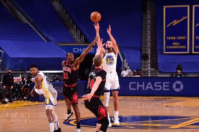 【现场】库里无惧疼痛带伤复出 重摔瞬间令人揪心